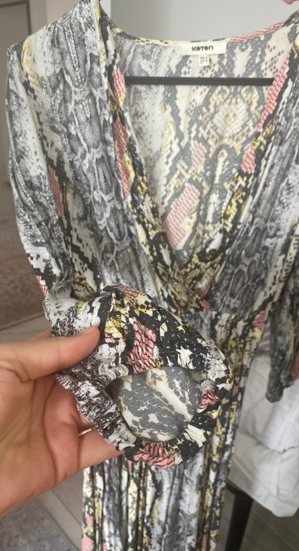 Yılan Desenli Uzun V Yaka Elbise - Görsel 4