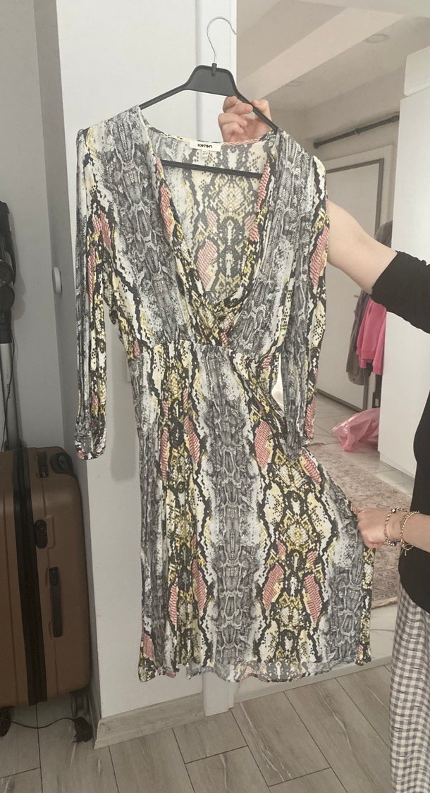 Yılan Desenli Uzun V Yaka Elbise - Görsel 5