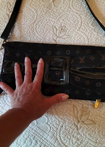 Klasik Siyah Deri Tokalı Kadın Çantası - Görsel 4