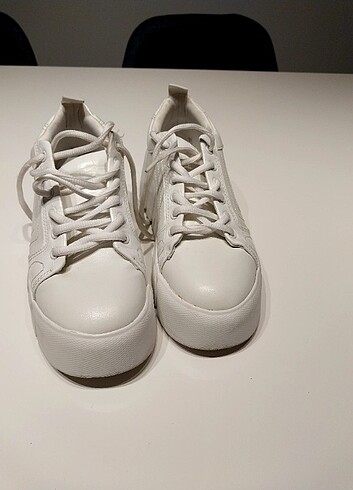 Zara 36 numara kırık beyaz spor ayakkabı