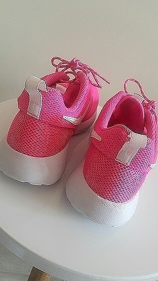 pembe nike 36.5 numara orijinal nike mağazasından alınmıştır kon