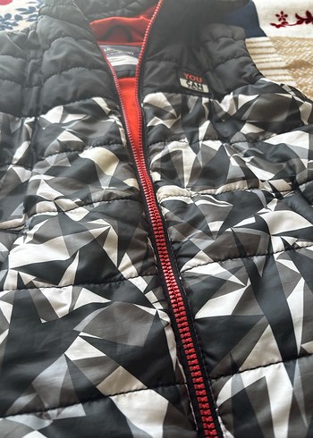 Desenli Koyu Gri Kapüşonlu Erkek Çocuk Yeleği - Görsel 2