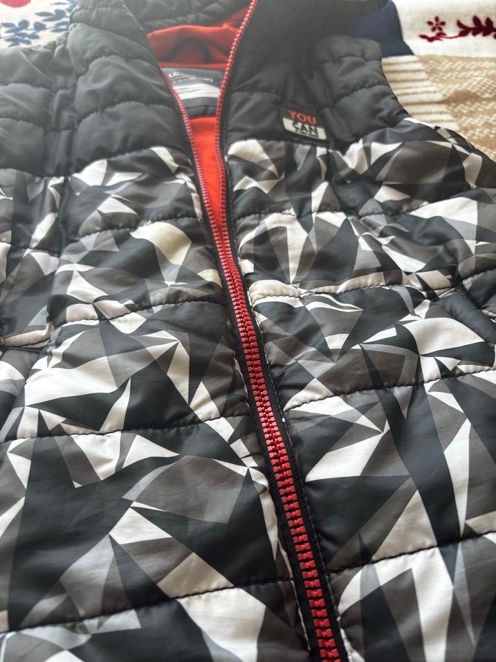 Desenli Koyu Gri Kapüşonlu Erkek Çocuk Yeleği - Görsel 2