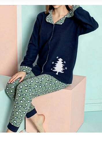 Yılbaşı çam ağaçlı düğmeli polar pijama takımı 