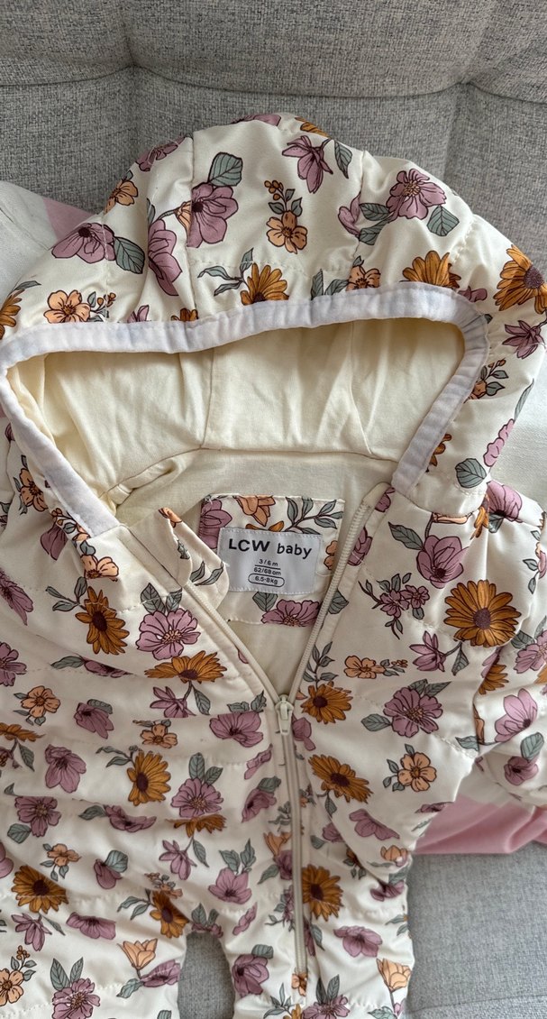 Kapüşonlu Beyaz Çiçek Desenli Bebek Tulumu - Görsel 2