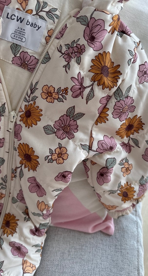 Kapüşonlu Beyaz Çiçek Desenli Bebek Tulumu - Görsel 3