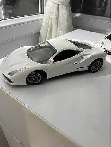 Kumandalı ferrari