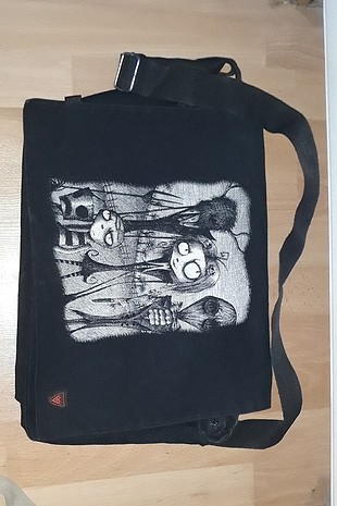 siyah renk 3 bölmeli bir çanta leptop çantası yada okul için de 
