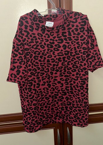 Bordo Leopar Desenli Boğazlı Kadın Tişört - Görsel 2