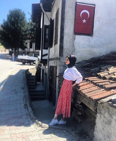 Kırmızı çiçek desenli etek