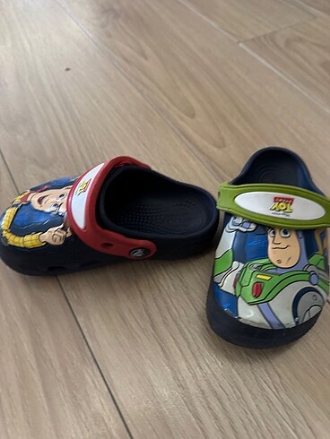 Crocs Crocs çocuk terliği karakter figürlü