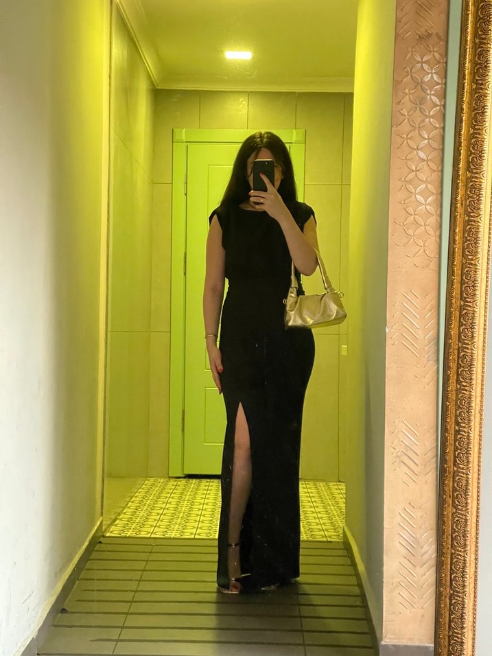 Yırtmaçlı elbise - Görsel 3