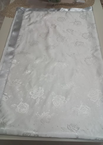 Çiçek Desenli Beyaz Masa Örtüsü - Görsel 2