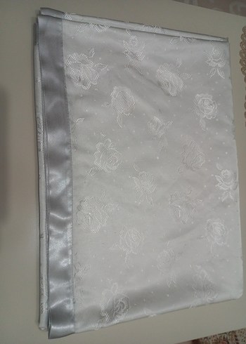 Çiçek Desenli Beyaz Masa Örtüsü - Görsel 3