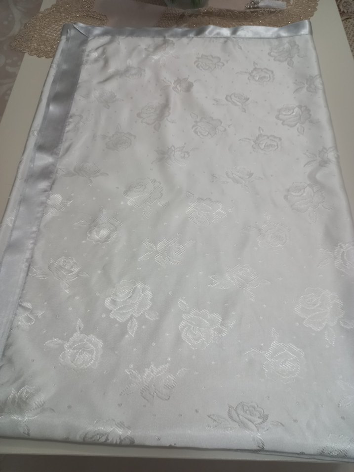 Çiçek Desenli Beyaz Masa Örtüsü - Görsel 2