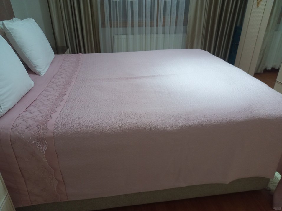 Nakışlı Pembe Yatak Örtüsü - Görsel 3