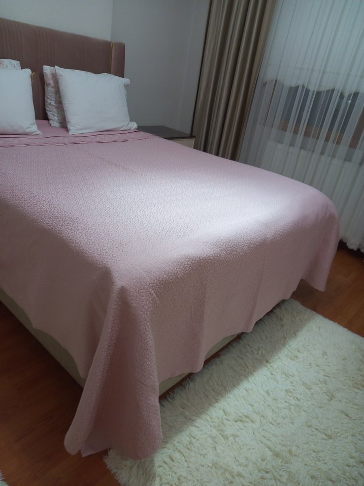 Nakışlı Pembe Yatak Örtüsü - Görsel 2