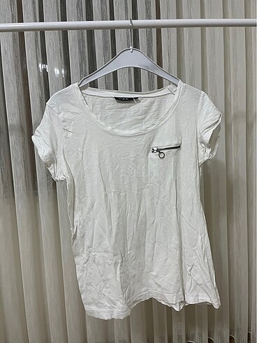 Beyaz zincir detaylı t shirt