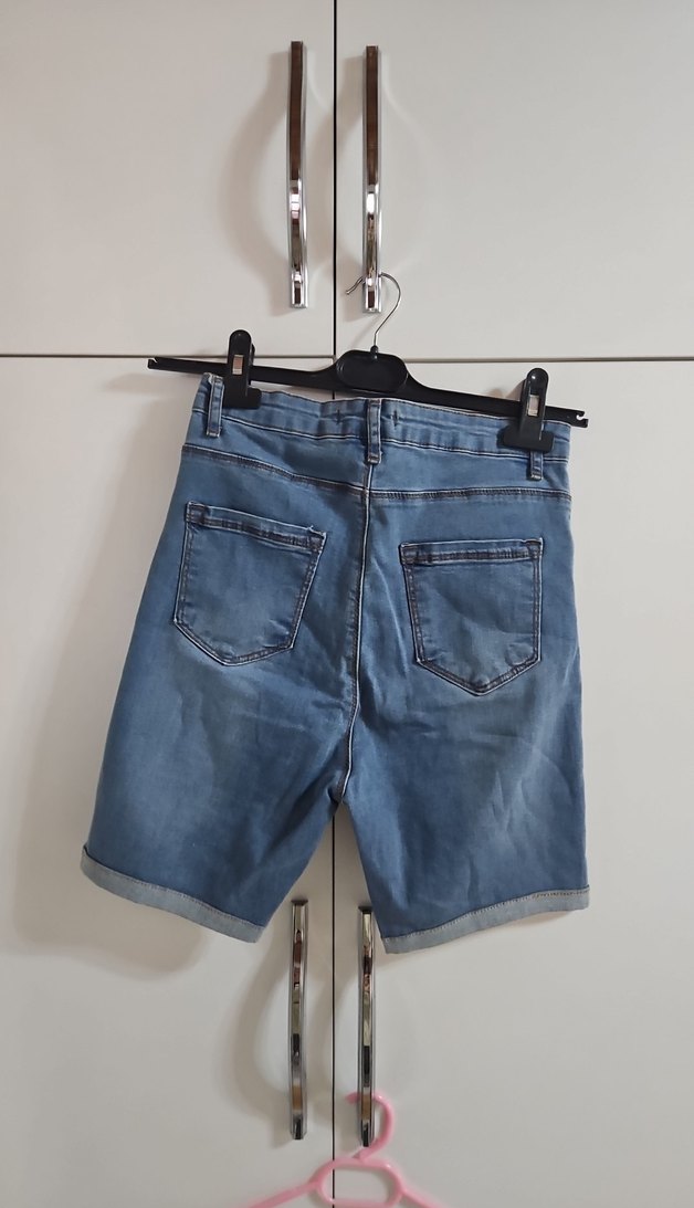 Gri Renkli Bol Kesim Kadın Denim Şort - Görsel 4