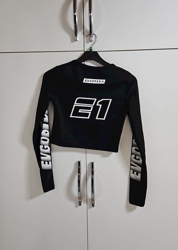 Kadın Siyah Baskılı Crop Sweatshirt - Görsel 4