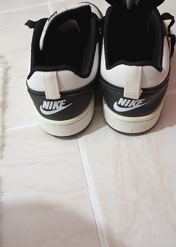 Nike Siyah Beyaz Bağcıklı Spor Ayakkabı - Görsel 3