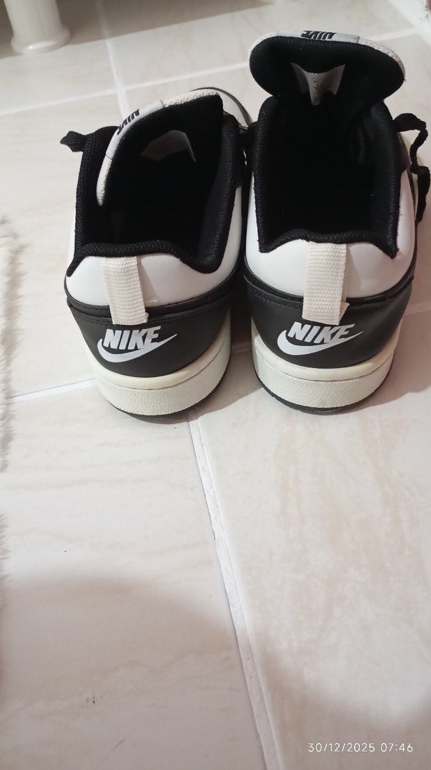 Nike Siyah Beyaz Bağcıklı Spor Ayakkabı - Görsel 3