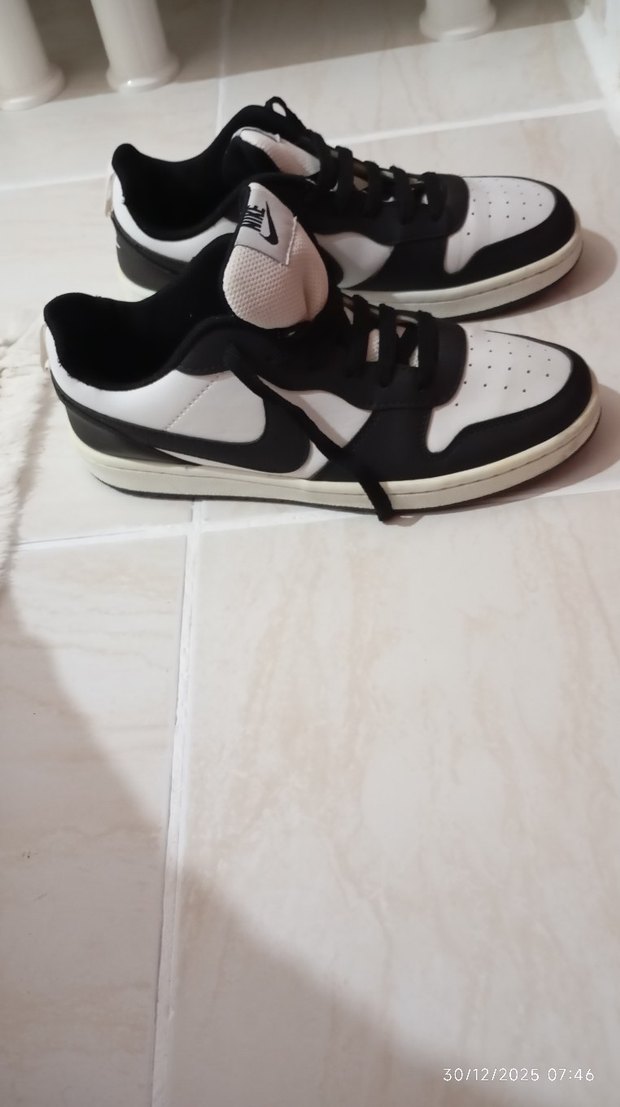 Nike Siyah Beyaz Bağcıklı Spor Ayakkabı - Görsel 2