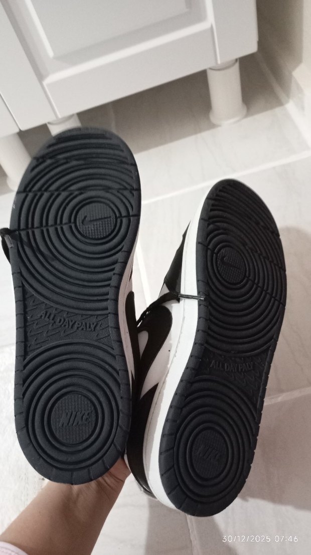 Nike Siyah Beyaz Bağcıklı Spor Ayakkabı - Görsel 4