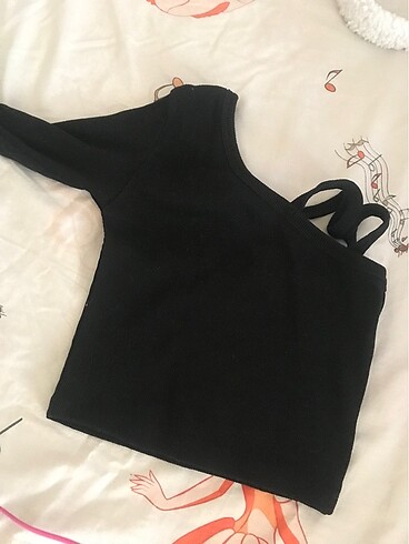 Siyah tek omuz crop