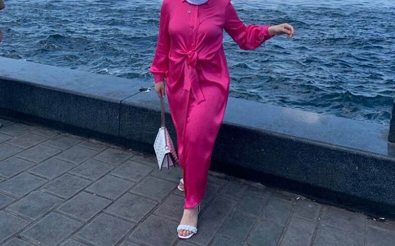 Şehrimoda uzun pembe saten elbise