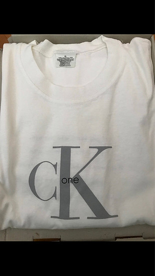 Calvin Klein tişört kutusunda