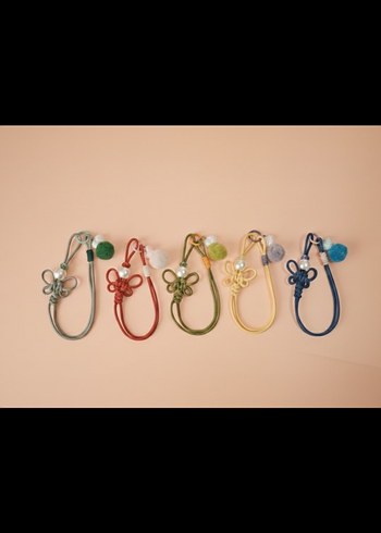 Püsküllü Kırmızı Kadın Anahtarlık - Görsel 2