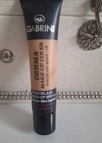 Gabriel orta ton yoğun kapatıcı fondöten.