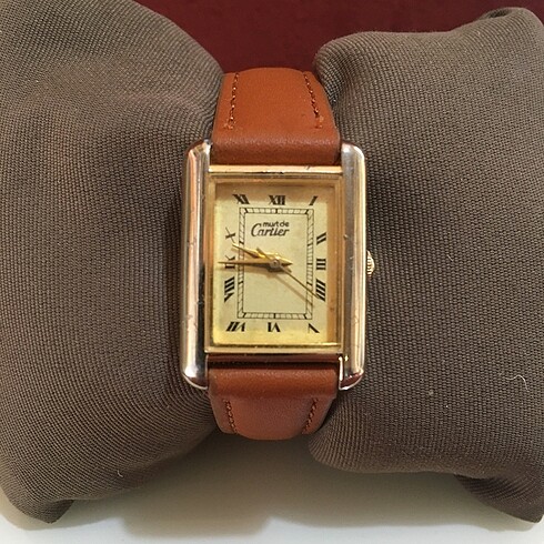CARTIER PARIS MUSTDE KLASIK SIK KADIN SAATI. KORDONDA BEKLEMEKTE
