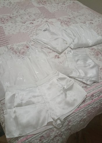Beyaz Mini Saten Kadın Pijama Takımı