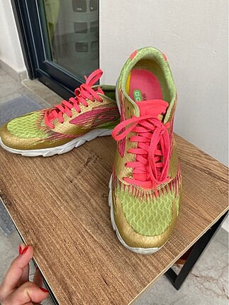 Skechers spor ayakkabi neon renklerde