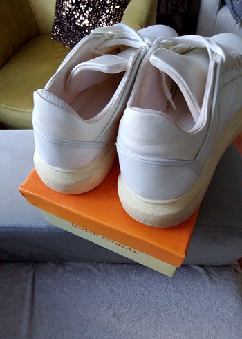 Beyaz Spor Ayakkabı Rahat ve Şık - Görsel 4