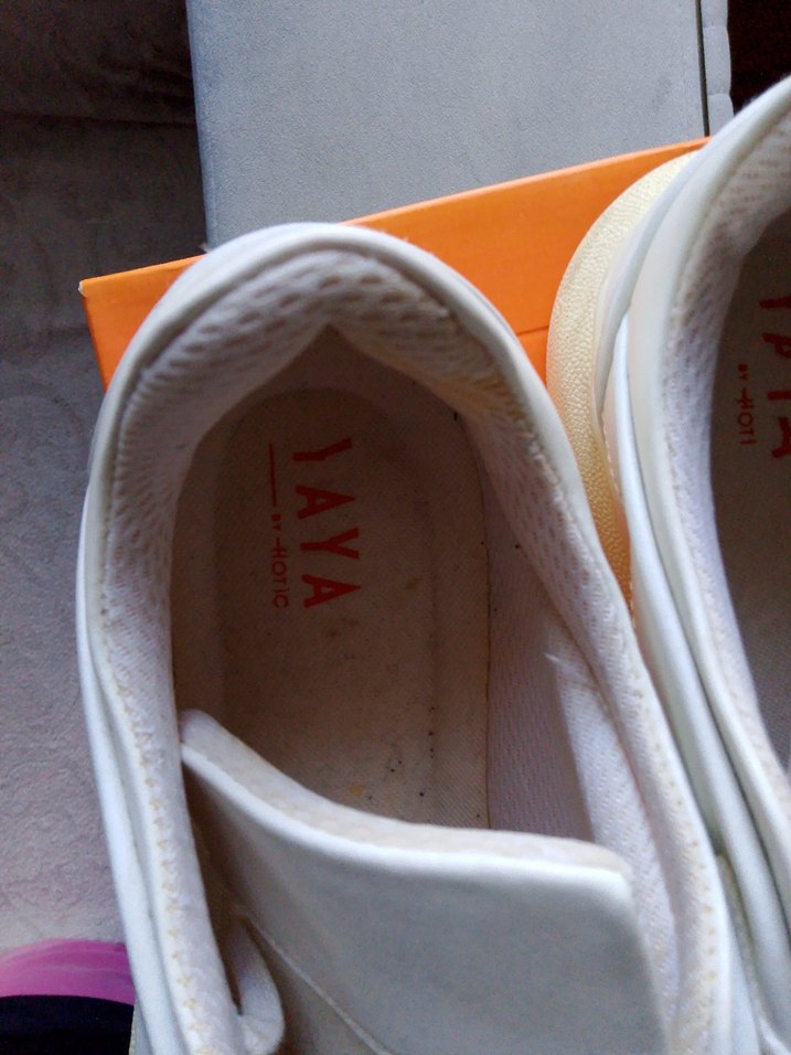 Beyaz Spor Ayakkabı Rahat ve Şık - Görsel 2