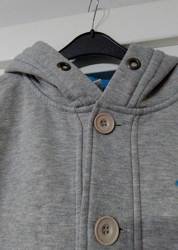 Gri Düğmeli kapşonlu hırka - Görsel 2