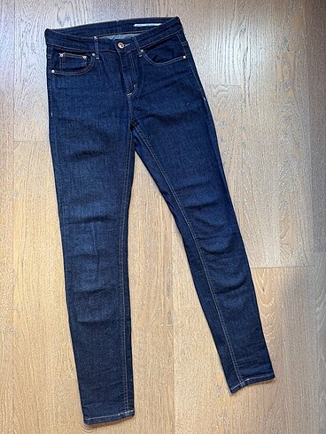 Zara Dar Jean