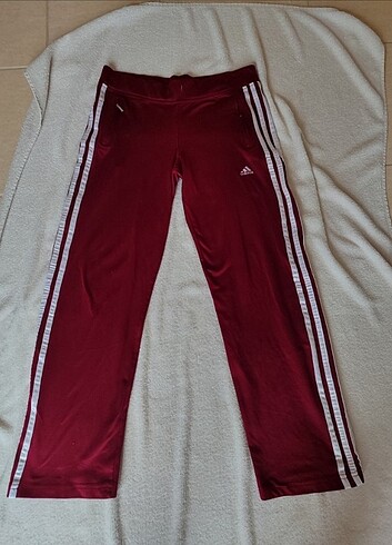adidas eşofman altı.. sol tarafındaki fermuar tutacağı kırık old