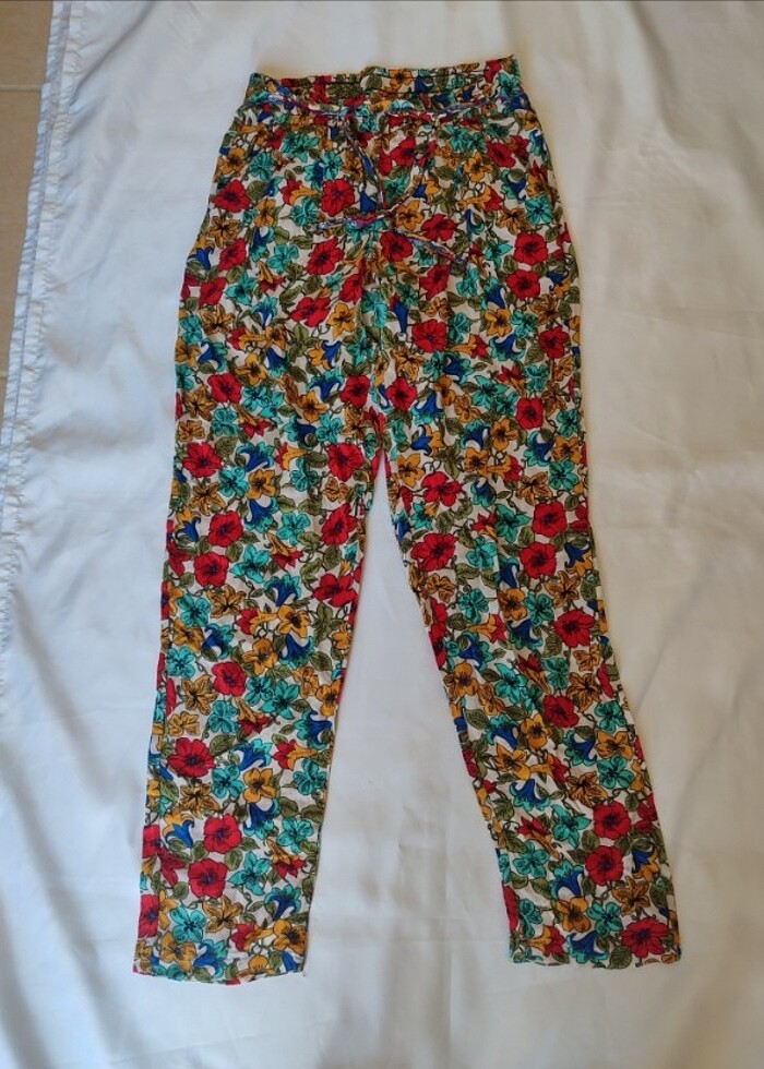 cigaretti tiril tiril kumaştan çiçek desenli yazlık pantolon - Görsel 2