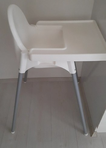 Beyaz ve Gri Bebek Mama Sandalyesi