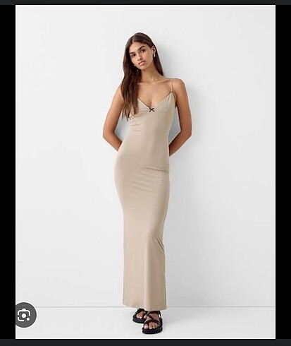 Bershka fiyonklu askılı midi elbise