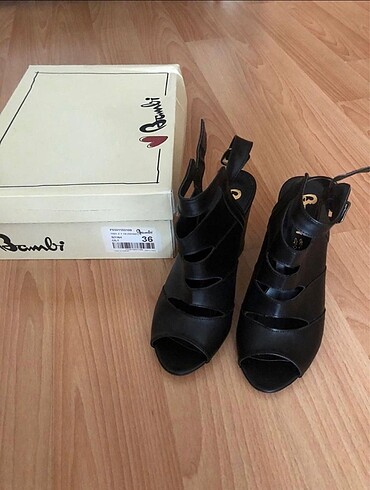 Topuklu açık ayakkabı. Topuk boyu 8 cm