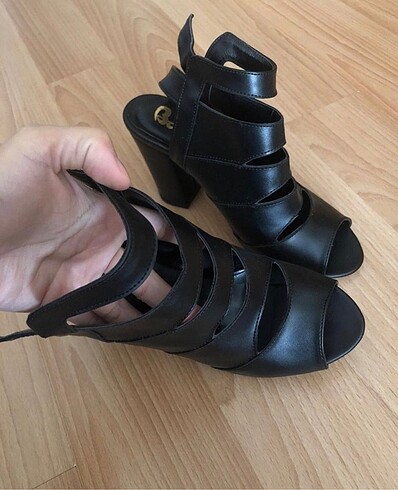 36 Beden Topuklu açık ayakkabı. Topuk boyu 8 cm