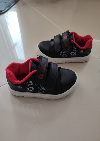 24 numara Siyah Erkek Çocuk Spor Ayakkabı
