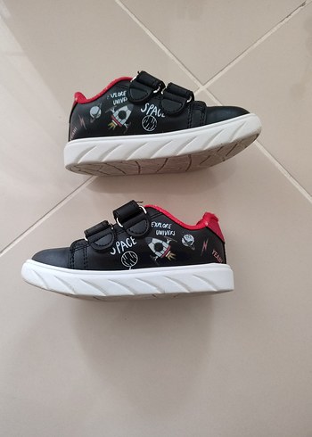 24 Beden 24 numara Siyah Erkek Çocuk Spor Ayakkabı