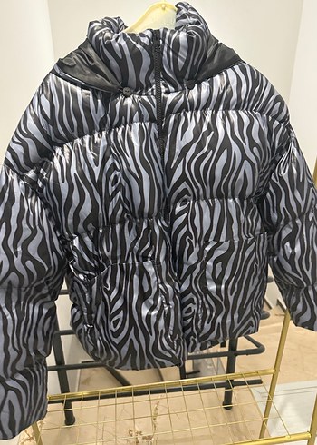 Kadın Gri Zebra Desenli Kısa Kışlık Mont