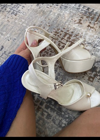 Beyaz Yılan Desenli Dolgu Topuklu Kadın Ayakkabı - Görsel 5